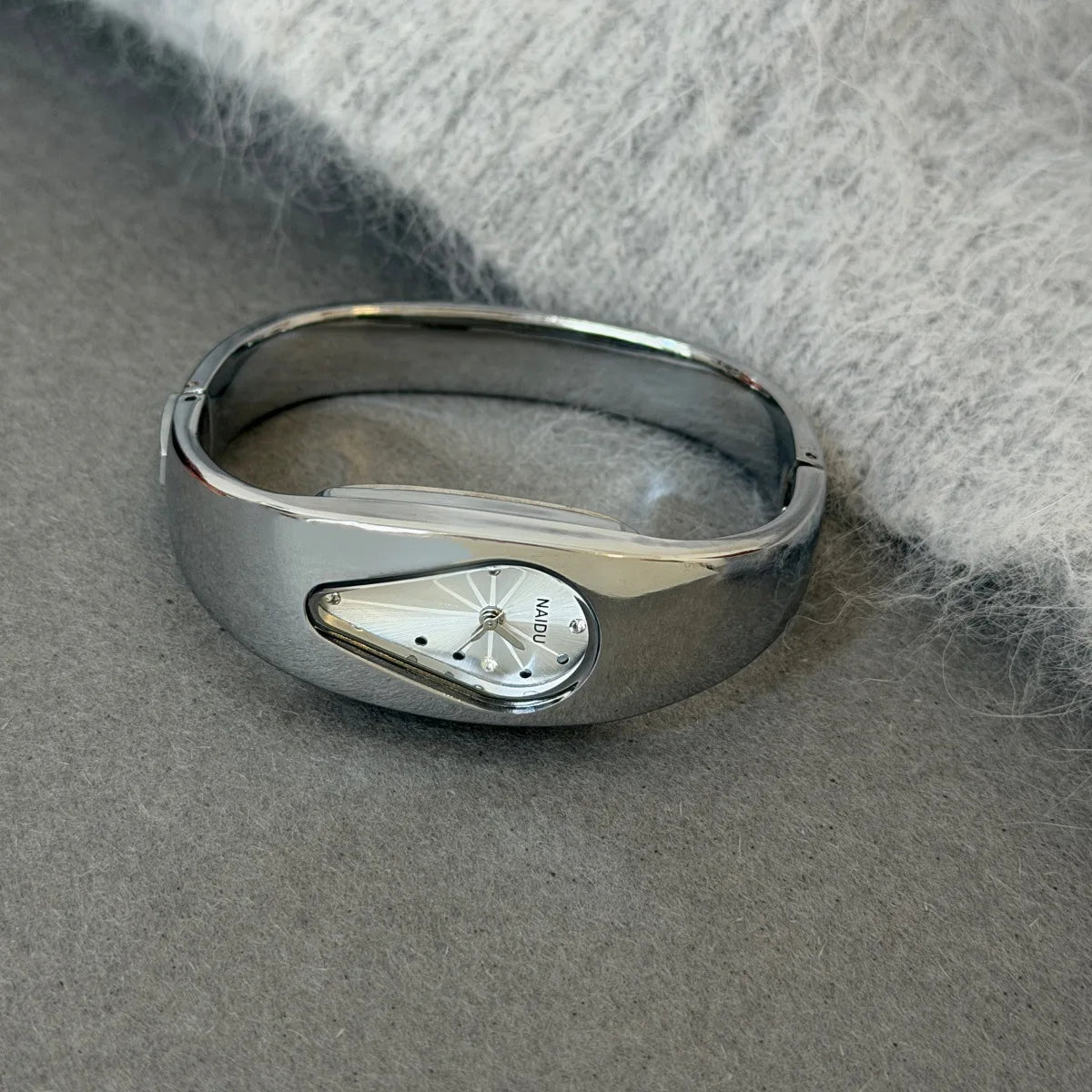 Luxury Shaped Teardrop Bracelet Watch Female Couple Light Senior Sense of Antique Wind Gift Women Quartz Wristwatch Relojs Mujer