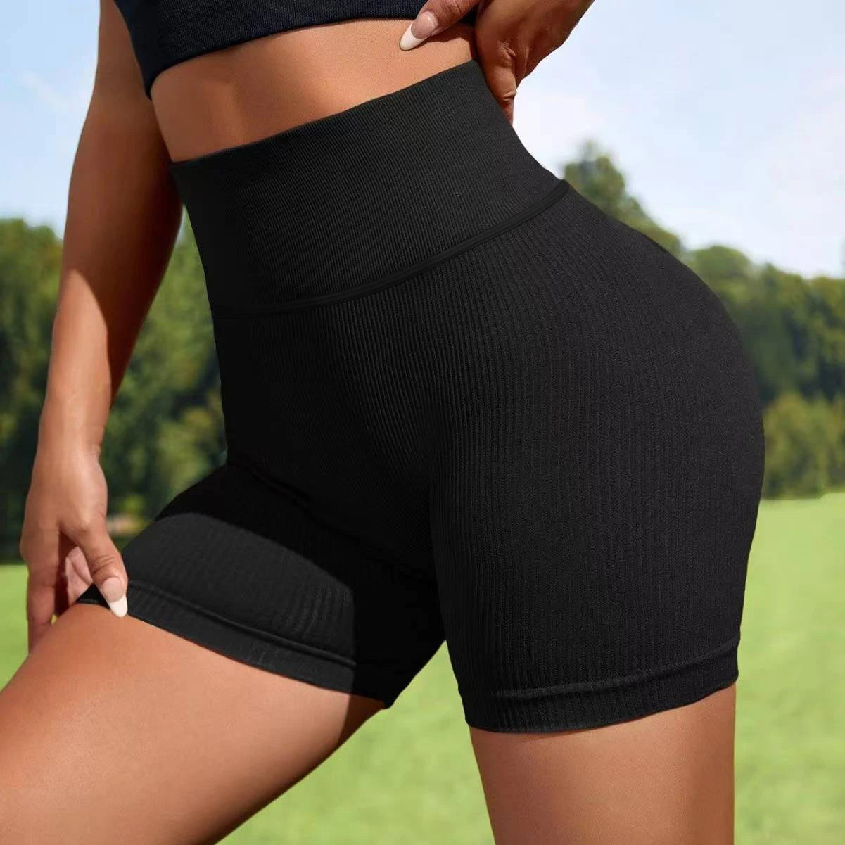 Women's seamless high-waisted yoga shorts that flatten the stomach and lift the buttocks; perfect for workouts and running