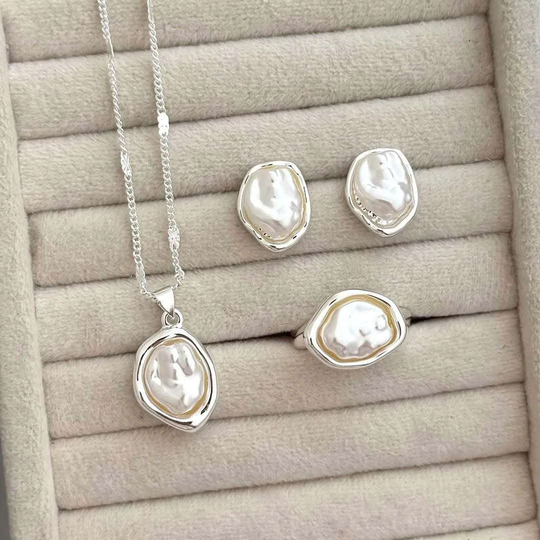 Vintage Baroque Pearl Jewelry Set for Women Hammered Gold Irregular Pearl Necklace Earrings Ring Set Quiet Luxury