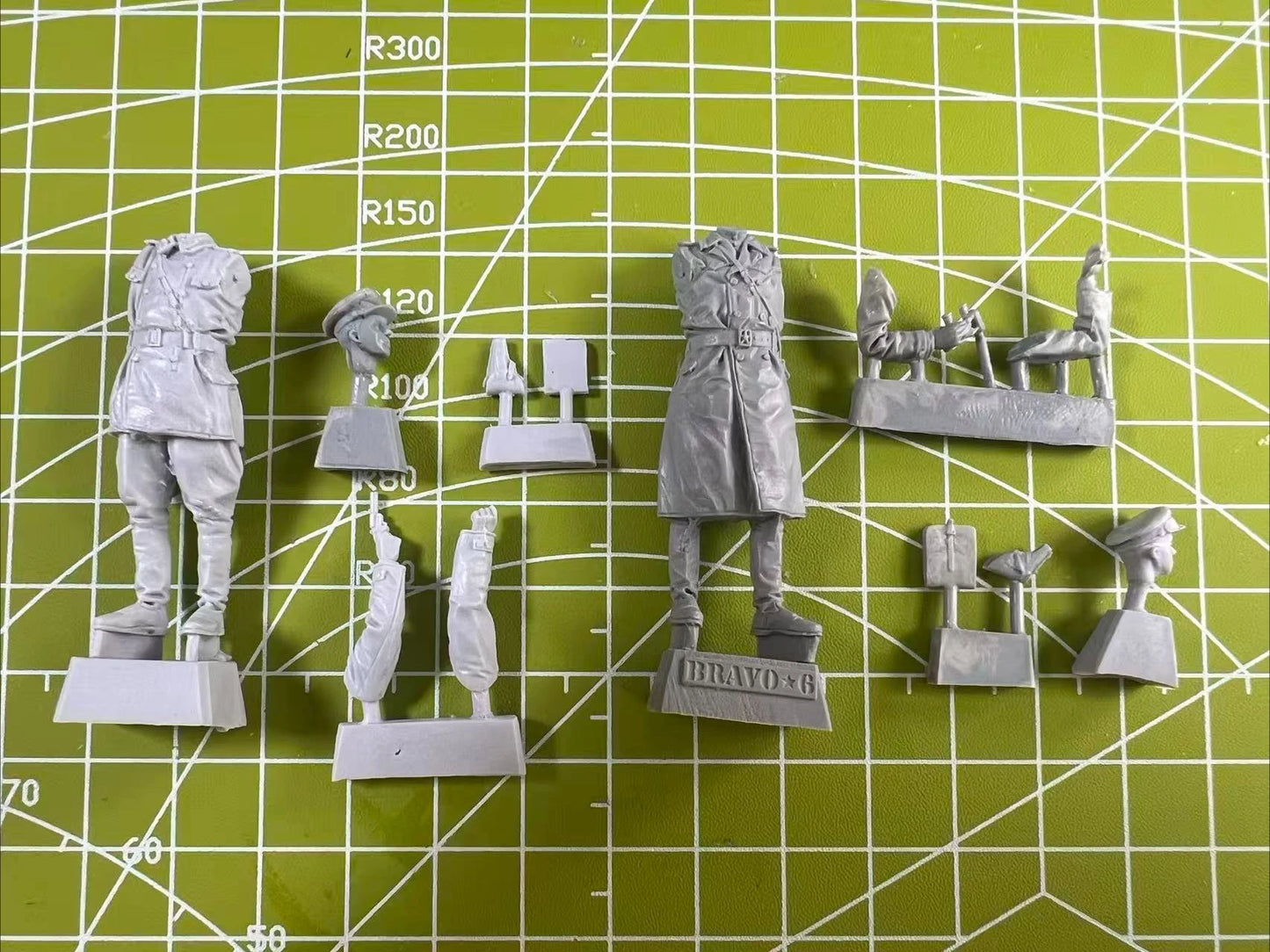 1: 35 Die-casting Resin Model, Military Commander with 2 People Observing The Status, Model Scene Layout, Unpainted Status