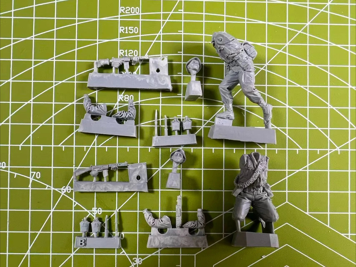 1: 35 Resin Model GK, Resin RAL Infantry Close Combat Model Scene Layout Unpainted State (2 People)