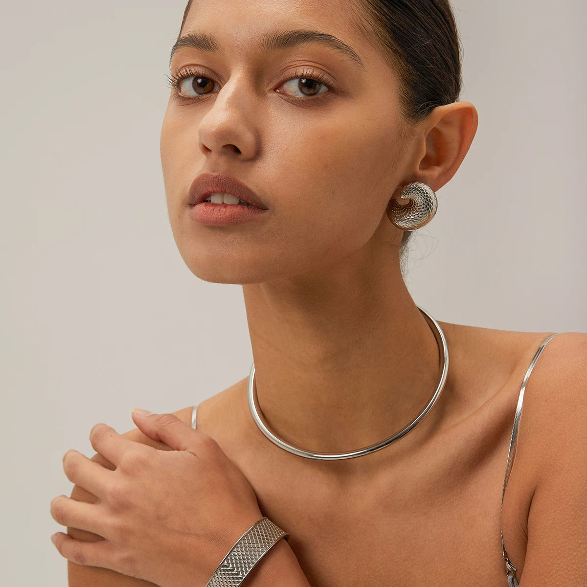Uworld New Stainless Steel Minimalist Glossy Collar Necklace Exquisite Stylish Metal Distinctive Designer Style Jewelry collar