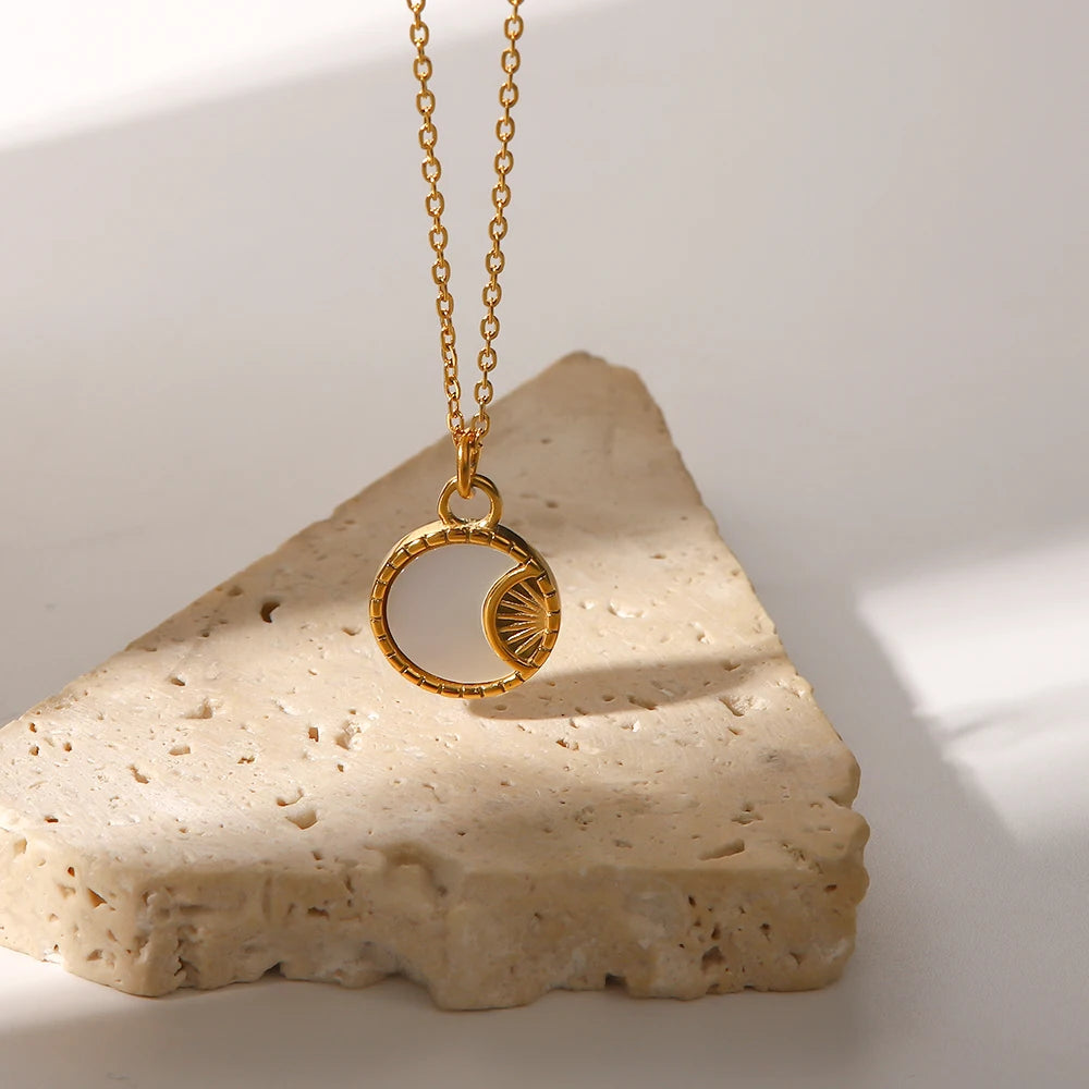 Uworld INS Stainless Steel White Shell Sun Necklace 18K Gold Plated Oval Sun Moon Shell Pendant Necklace Jewelry ожерелье Gift