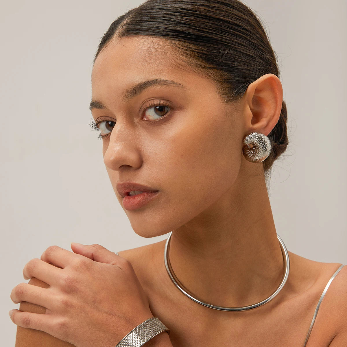 Uworld New Stainless Steel Minimalist Glossy Collar Necklace Exquisite Stylish Metal Distinctive Designer Style Jewelry collar