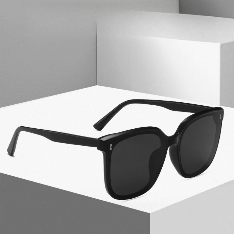 New Square Frame Riveted Trendy and Versatile Glasses with A Large Elegant Frame