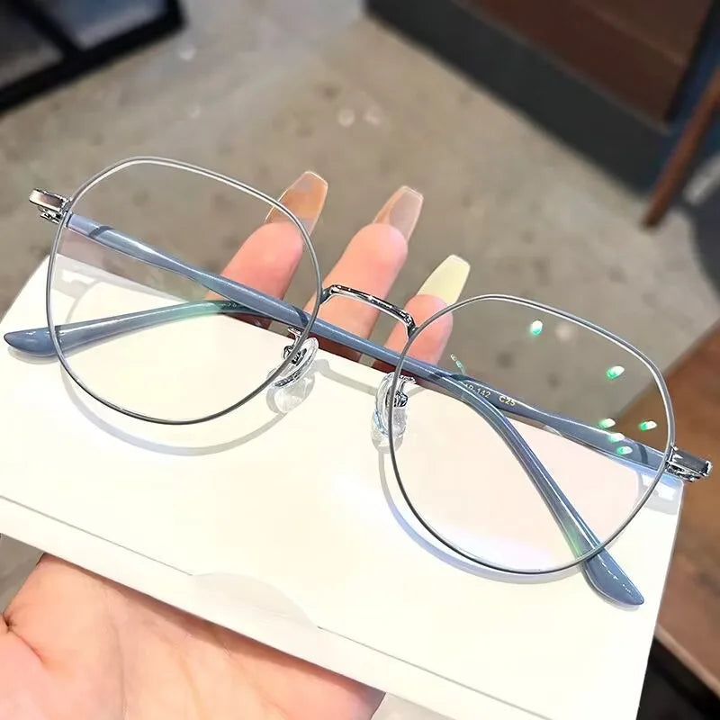 Elegant Women's Anti Blue Light Glasses with Stylish Square Frame Gradient Lenses Suitable for Casual Clothing and Gift Giving