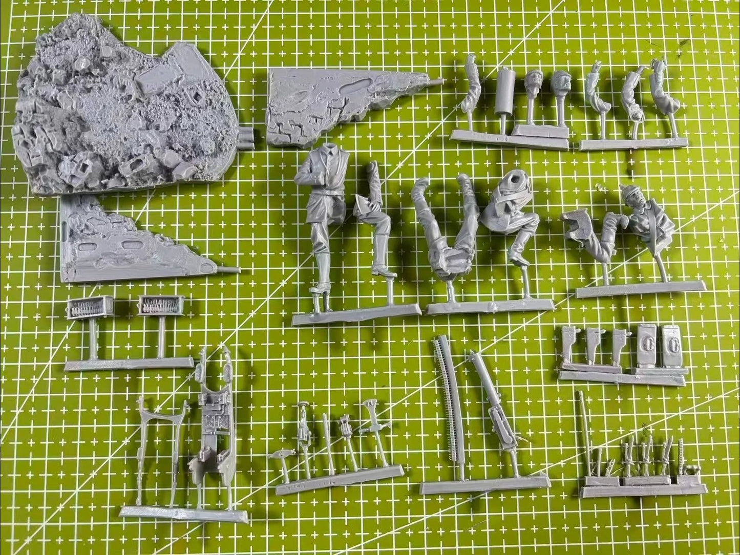 High quality 1:35 cast resin model gray kit, one-stop European Army battlefield 3-person set model, unpainted