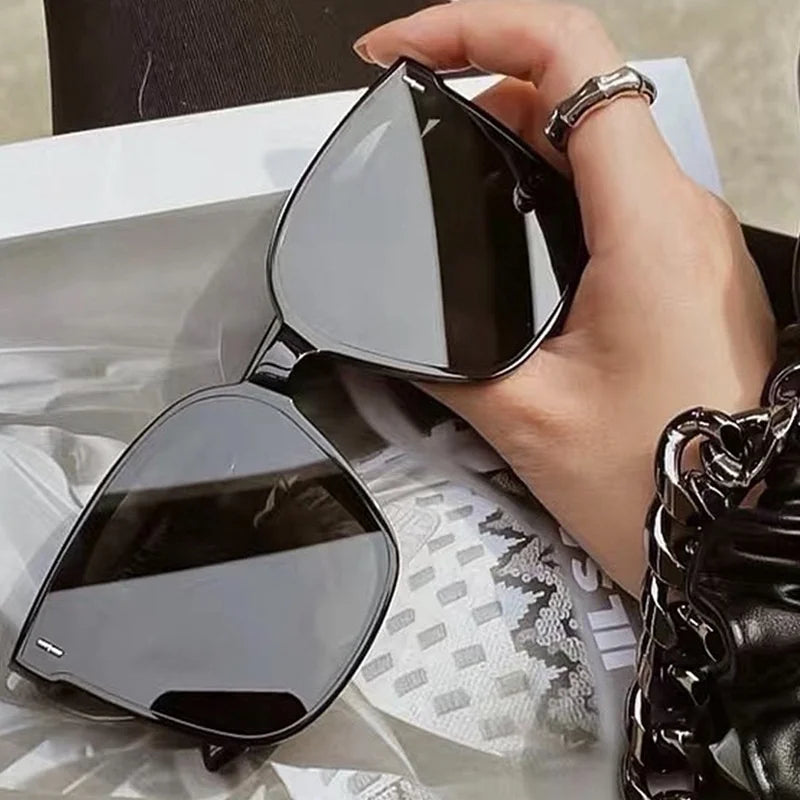 New Square Frame Riveted Trendy and Versatile Glasses with A Large Elegant Frame