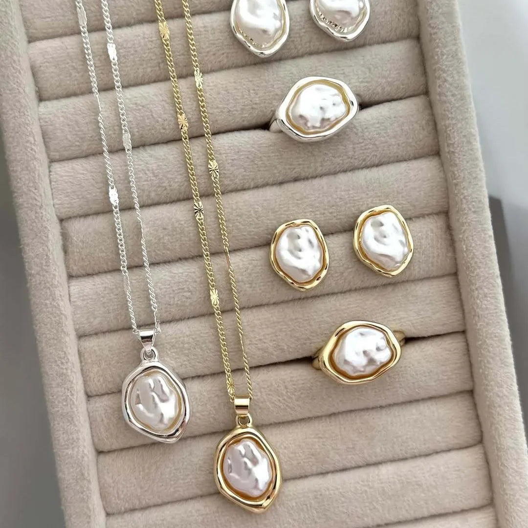 Vintage Baroque Pearl Jewelry Set for Women Hammered Gold Irregular Pearl Necklace Earrings Ring Set Quiet Luxury