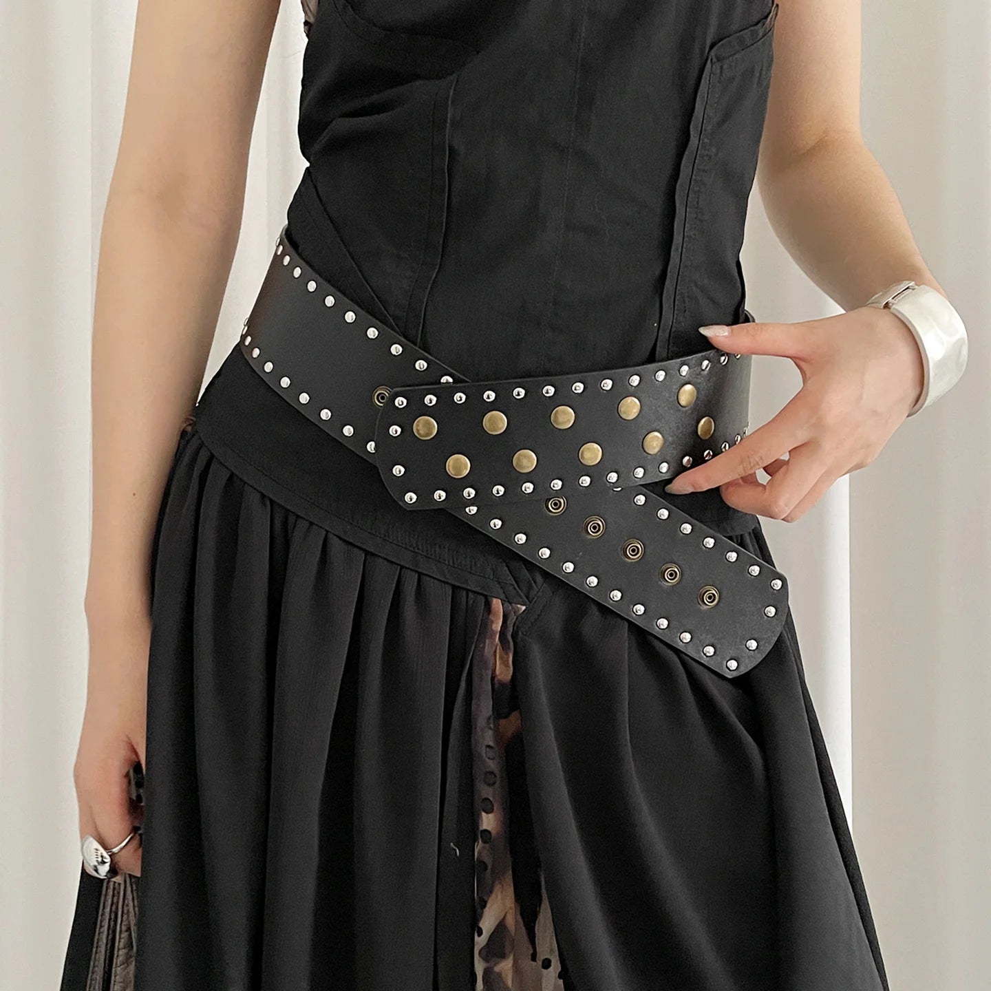 Retro Punk Style Rivet Belt For Women Wide Version With A Sense Of Design Versatile Waistband For Skirts Jeans And Leather Belt