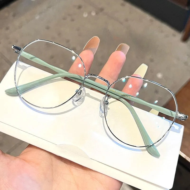 Elegant Women's Anti Blue Light Glasses with Stylish Square Frame Gradient Lenses Suitable for Casual Clothing and Gift Giving