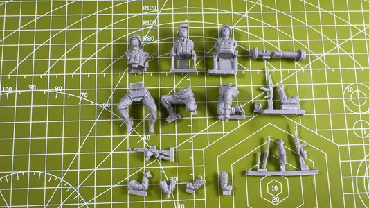 1: 35 Die Casting Resin Model Kit Mini Scene Model Soldier 3 Unpainted