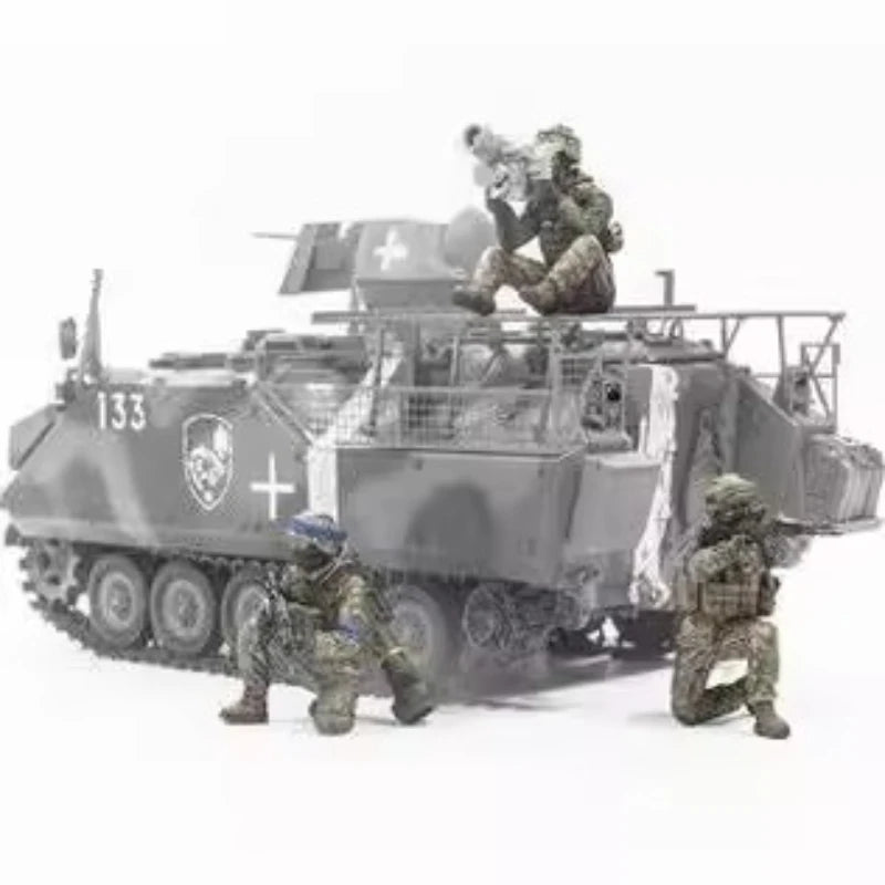 1: 35 Die Casting Resin Model Kit Mini Scene Model Soldier 3 Unpainted