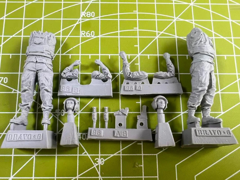 1: 35 Resin Model US HELO (CREWO) SADDLIN UP5 Scene Model Toy Unpainted