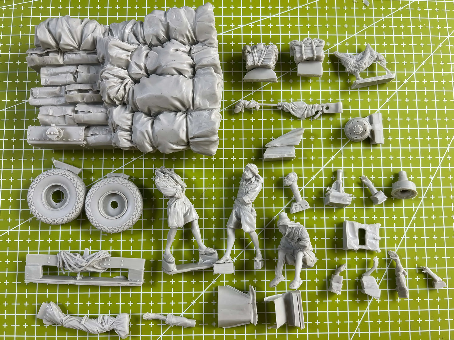 1/35  Resin Figure Assembled Model Kit  Worker 3 persons and Accessories Miniature Toys Unassembled Unpainted