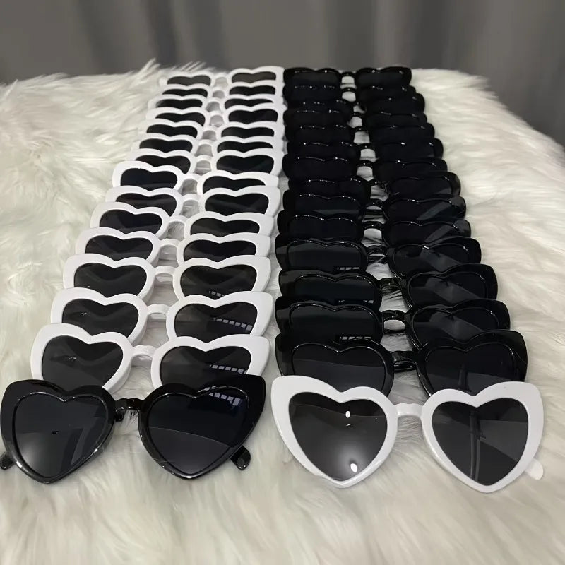 15 Black Heart-Shaped Glasses + 15 White Heart-Shaped Glasses, Bridal Groom Bridesmaid Supplies for Wedding Party