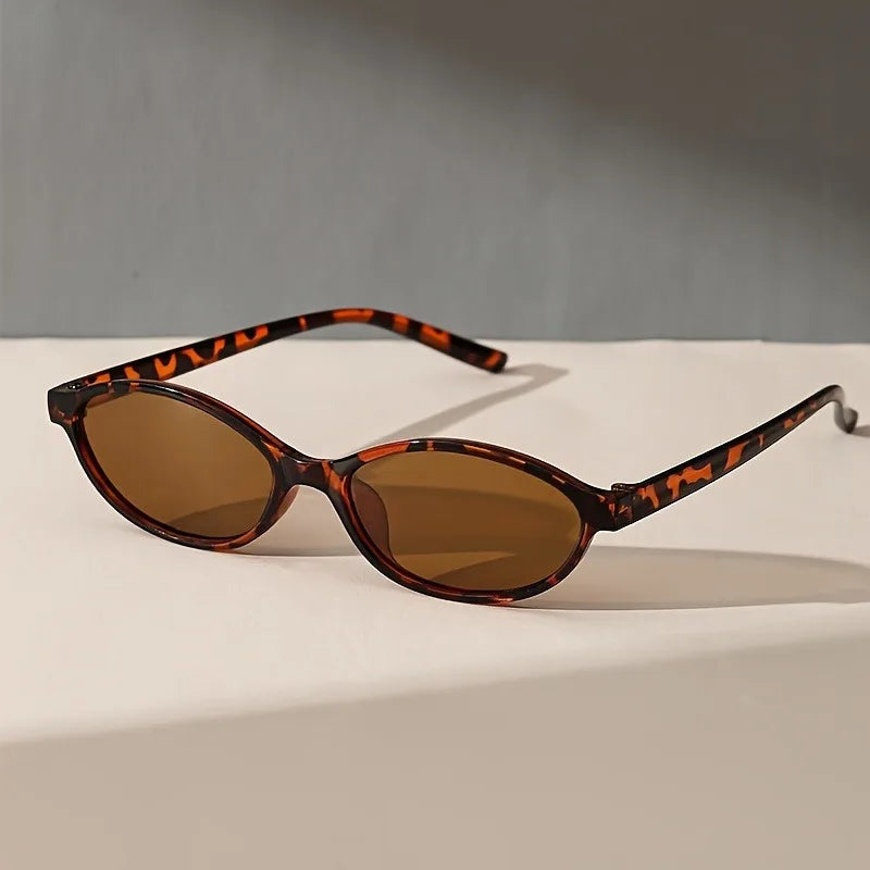 1 Pair of Women's Fashionable Oval Frame Glasses