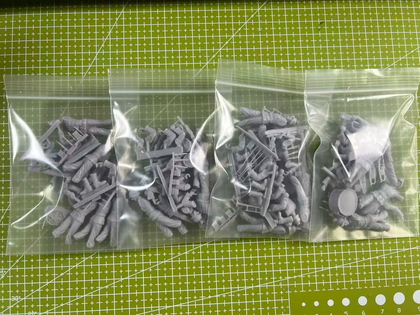 Unpainted 1:35 Resin Model GK Model Needs To Be Assembled By 22 People