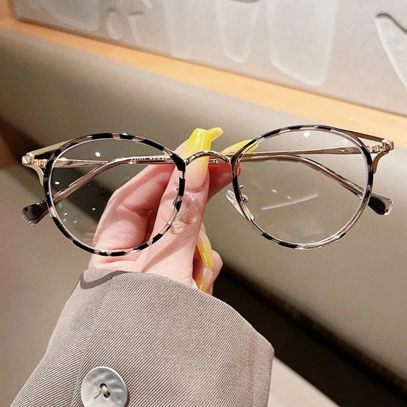 Blue Light Blocking Glasses Enhance The Delicate and Fashionable Appearance of The Face