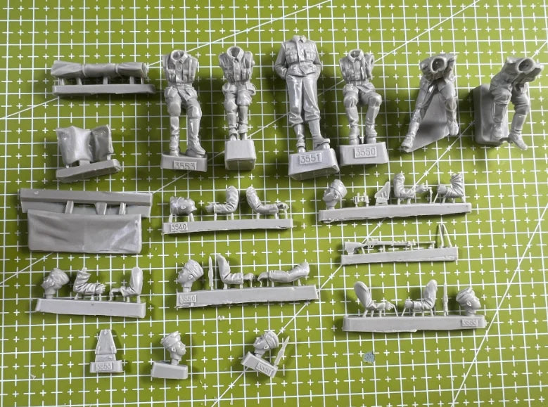 1: 35 Resin Model Kit GK  6 People, Unpainted, Needs To Be Assembled