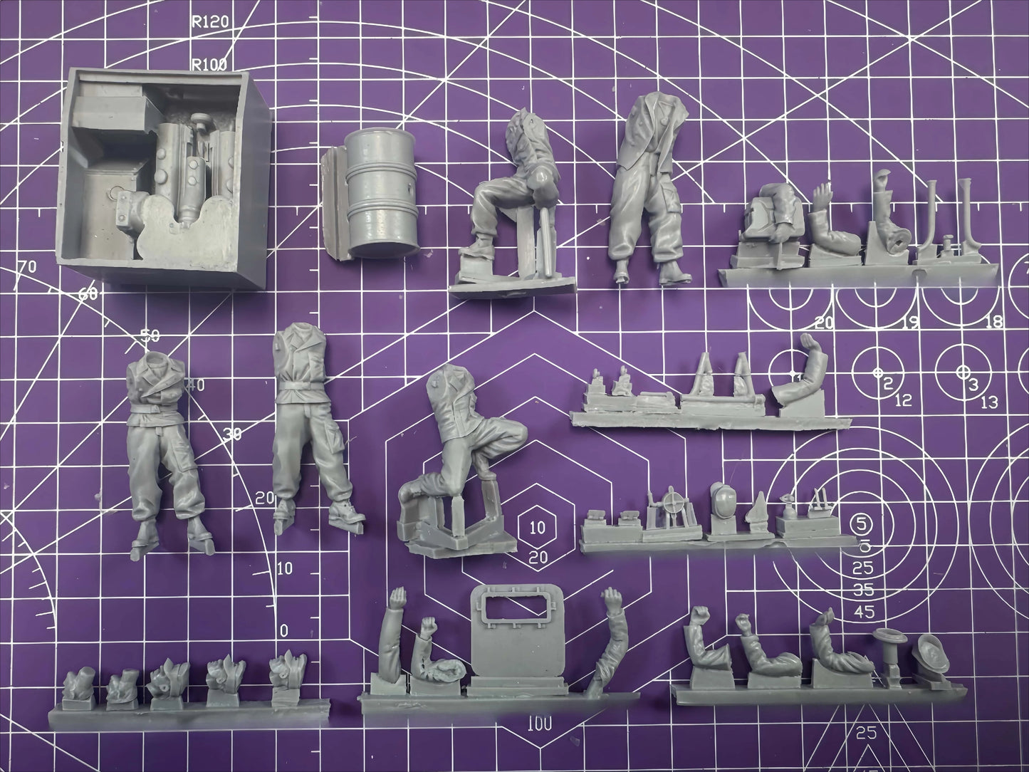 1:35 Resin Model Assembly Kit, GK, Tank Maintenance Team, Unpainted Needs To Be Assembled (excluding Pipelines)