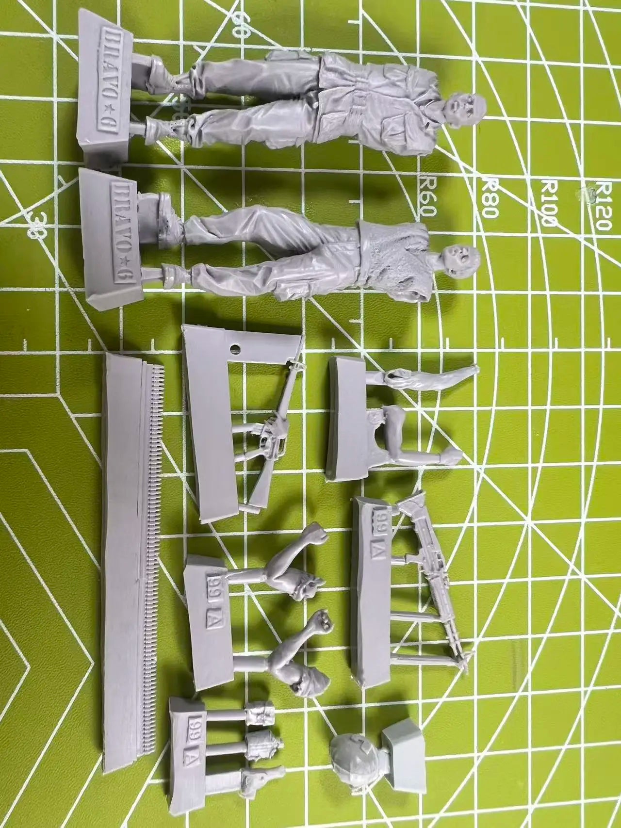 1: 35 Resin Model Vietnam War Jungle Soldier Scene Model Toy Unpainted 2 People