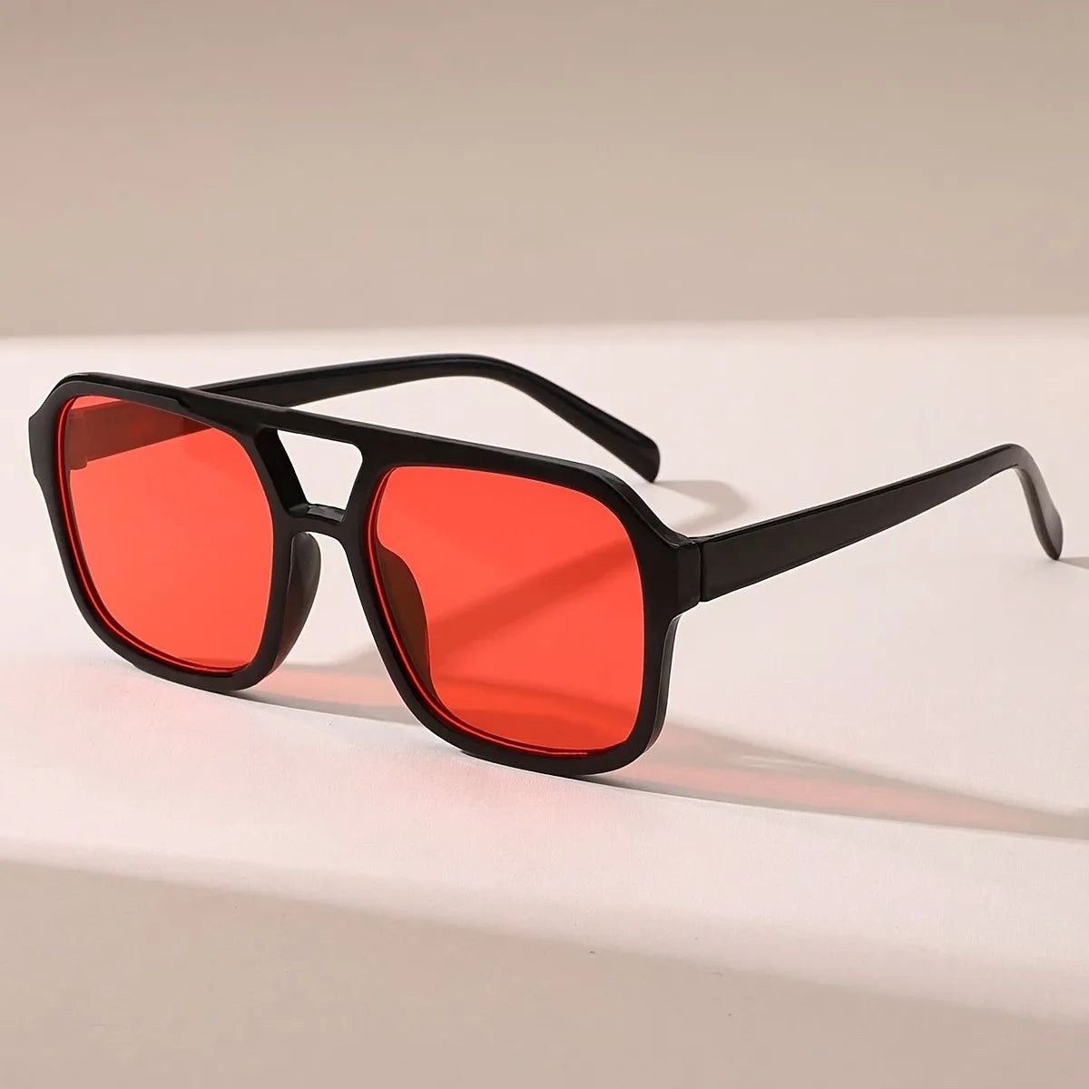 1 Pair of Women's Fashionable Glasses with An Eternal Retro Style Suitable for Dressing and Matching in Various Places