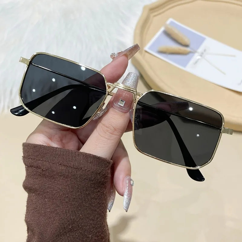 1 Pair of European/American Vintage Square Frame Women's Glasses Classic and Fashionable Showcasing Temperament an Ideal Gift