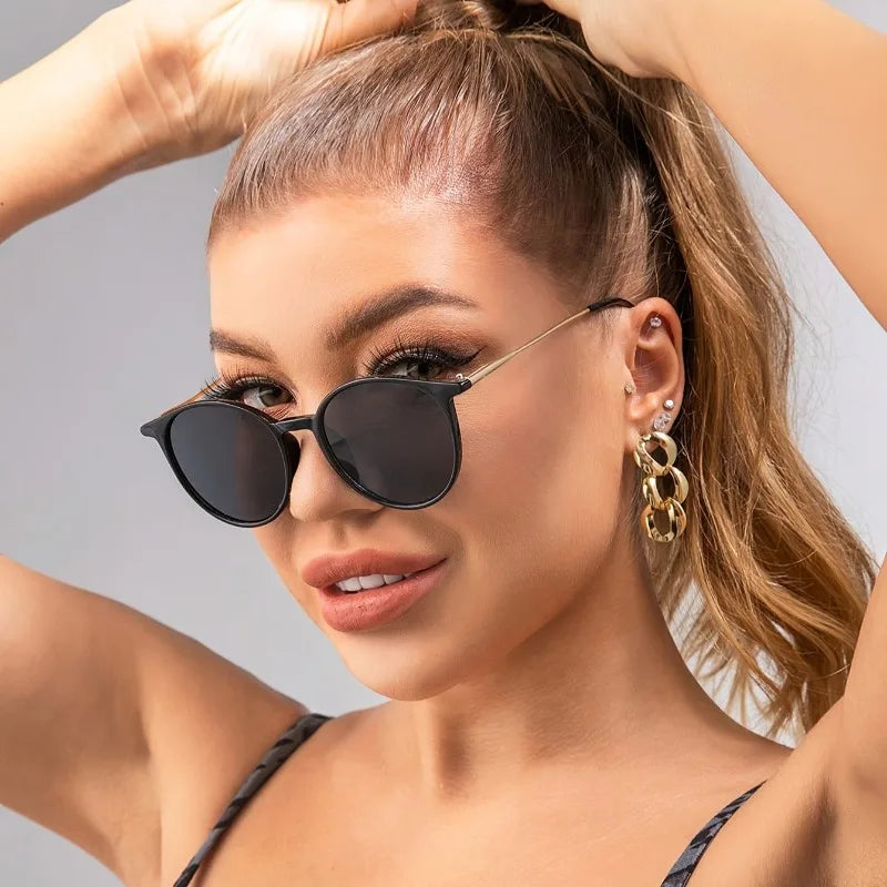A Pair of Classic Retro Round Women's Fashionable Glasses