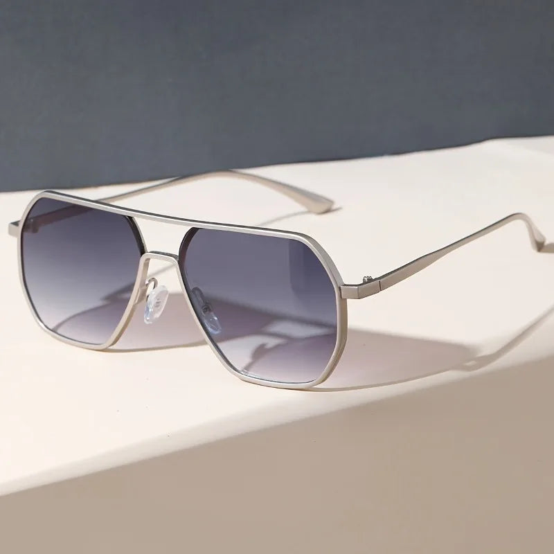 1 Pair of Men's Metal Geometric Frame Flat Top Texture Decorative Glasses Fashionable Business and Leisure Decoration