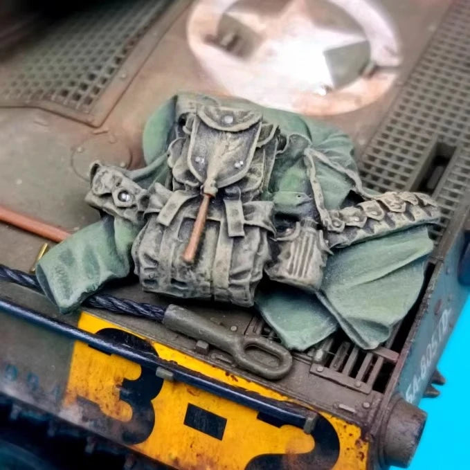 Fine 1/35 Model Scenario Making Small Ornaments for US Military Tanks, Scenario Equipment, Clothing Accumulation