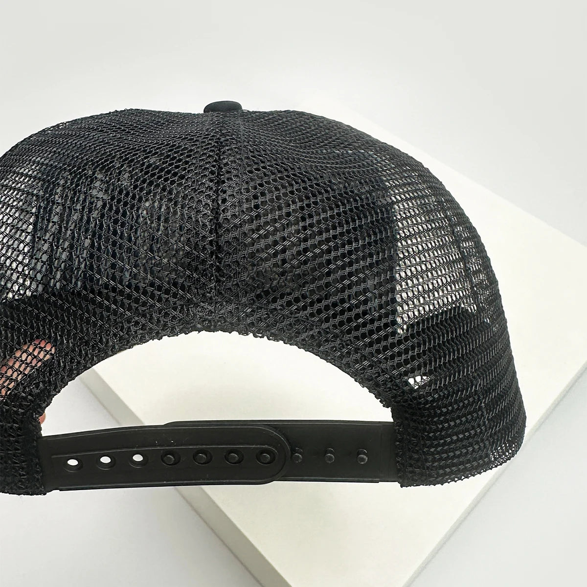 New Unisex Coconut Tree Letter Embroidery Baseball Hats Sunshade Casual Breathable Color Block Trucker Caps Versatile Fashion