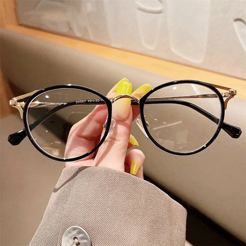 Blue Light Blocking Glasses Enhance The Delicate and Fashionable Appearance of The Face