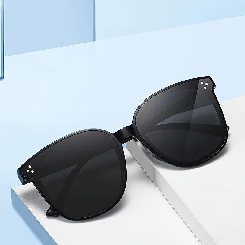 1 Pair of Over the counter Fashionable Glasses Lightweight Street Style Taking Photos Every Day To Keep Up with The Trend