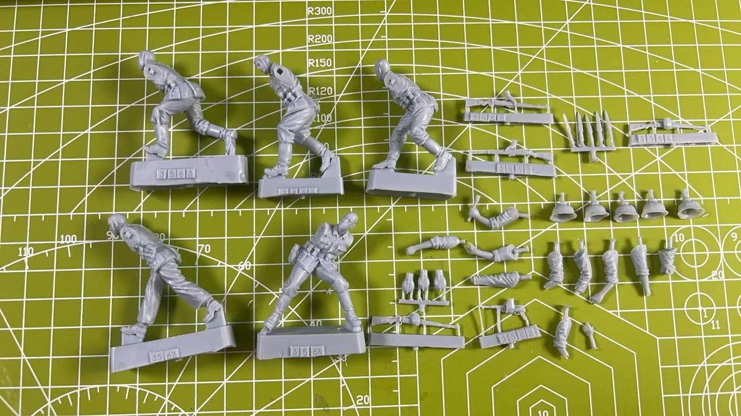 1: 35 Resin Model Kit Tank Soldier 5 Characters Model Scene Layout Toy Model