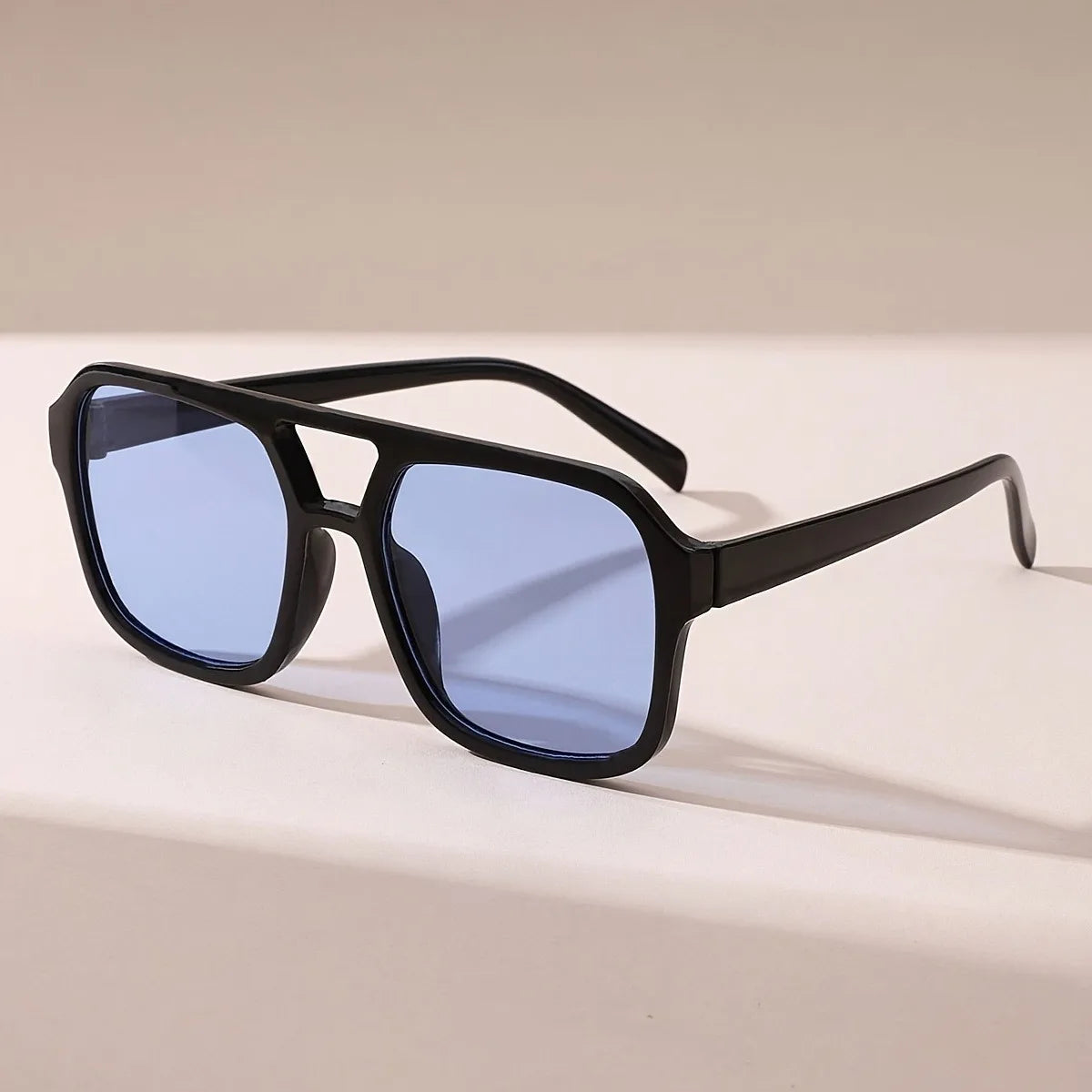 1 Pair of Women's Fashionable Glasses with An Eternal Retro Style Suitable for Dressing and Matching in Various Places
