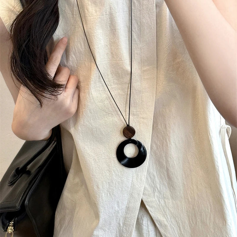 New Minimalist Circle Round Pendant Long Rope Necklace for Women Versatile High-End Sweater Chain Autumn Winter Niche Accessory