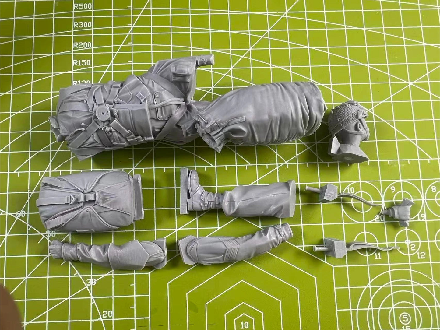 1/16 Casting Resin Model Grey Kit British Paratrooper Parts Model Needs To Be Assembled in An Uncoated State