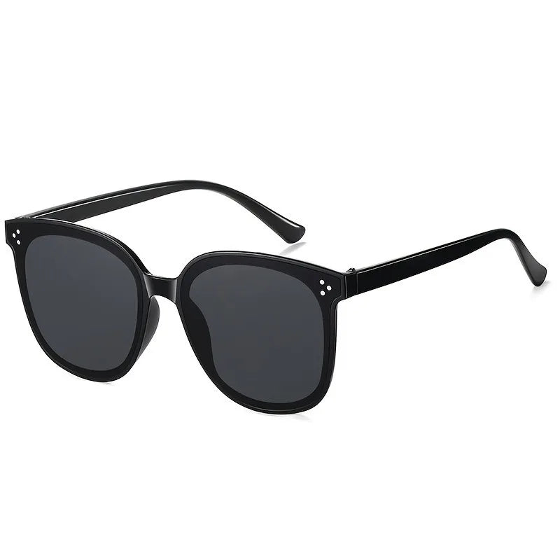 1 Pair of Over the counter Fashionable Glasses Lightweight Street Style Taking Photos Every Day To Keep Up with The Trend