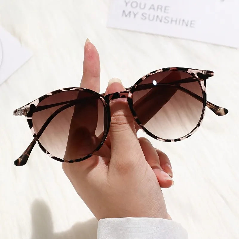 A Pair of Classic Retro Round Women's Fashionable Glasses