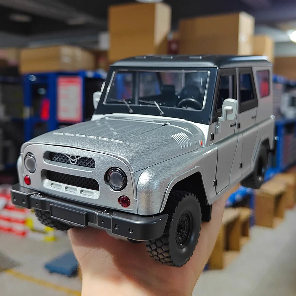 1:18 Russia UAZ Hunter Travelers Alloy Diecast Model Toys Car with Sound Light Pull Back Doors Opened Vehices Boy Christmas Gift