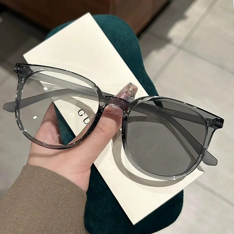 Photochromic Anti Radiation Glasses for Men and Women Simple Oval Anti-blue Transition Eyeglasses Outdoor Shade Sunglasses