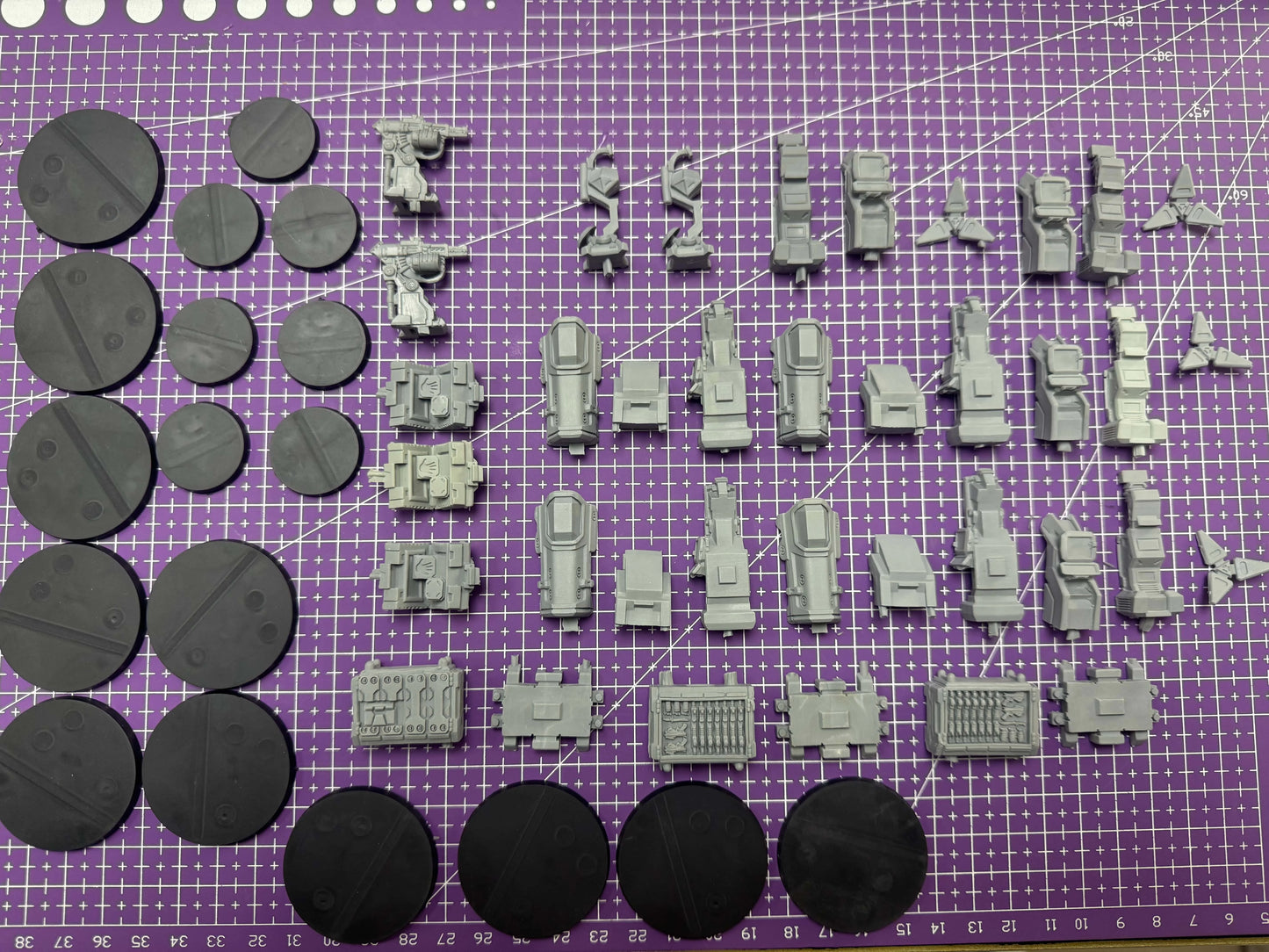 Die-cast Resin Model Assembly Kit Resin Large Kit Expansion ITS Objecitves Pack, Unpainted, Assembly Required, (including Base)