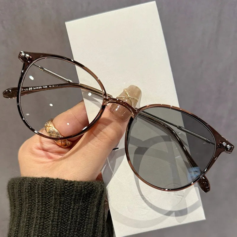 Photochromic Outdoor Fashion Glasses  Unisex Stylish Round Frame with Metal Hinges Transition Lenses for Indoor & Outdoor Use