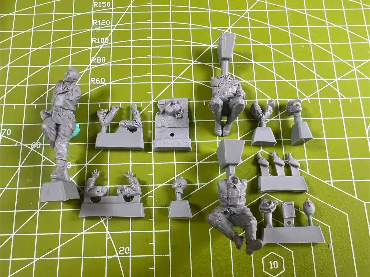 High Precision 1: 35 Resin Model Soviet Tank Soldier in Resting Scene Model Toy Unpainted (3 People)