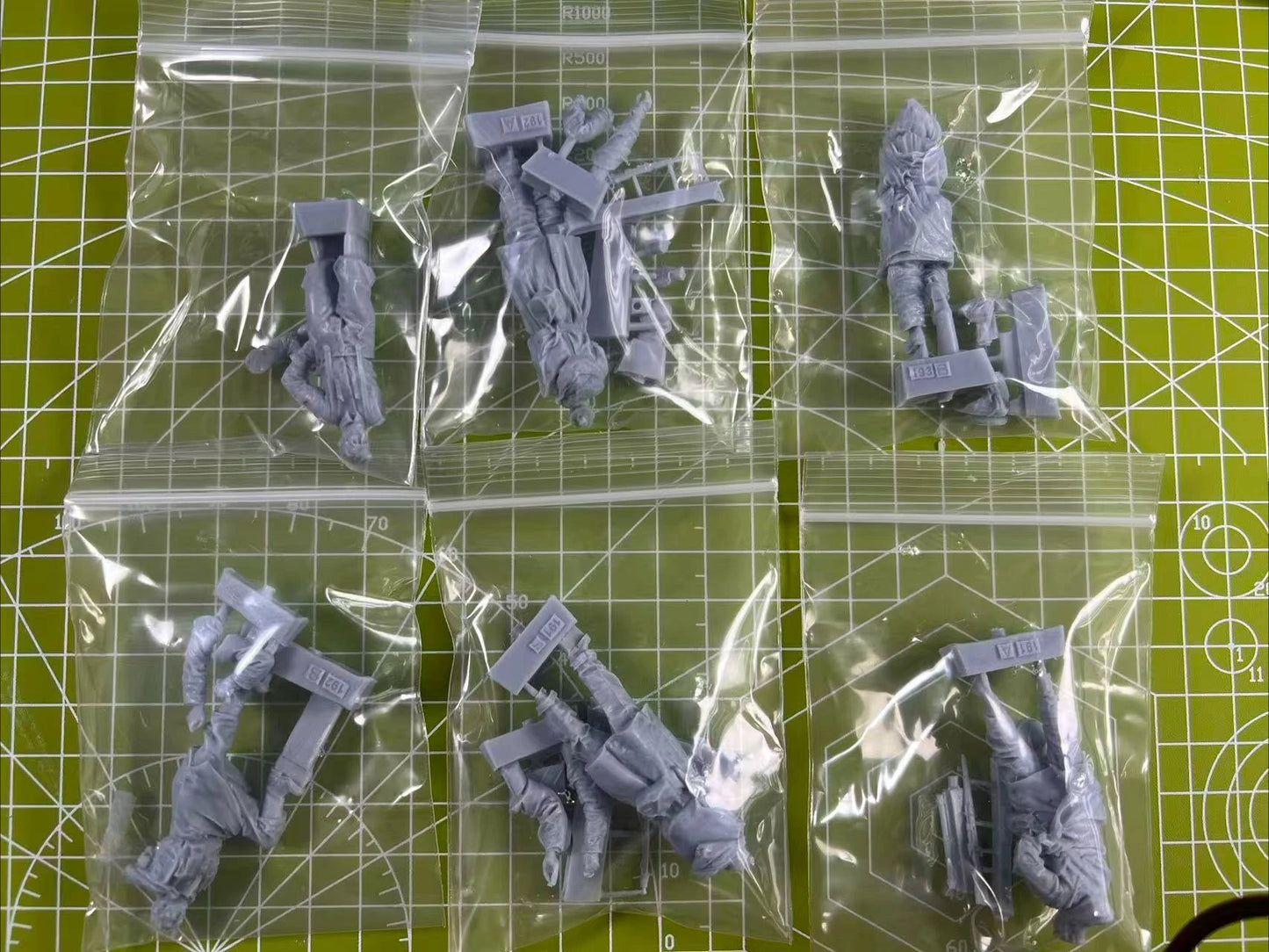 1: 35 Die Casting Resin Model Assembly Toy Soviet Tank Soldier 6-Person Scene Layout Characters Unpainted State