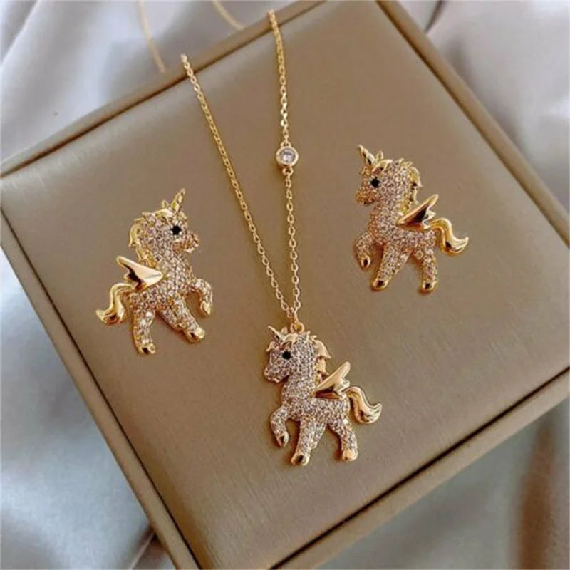 Luxury Crystal Horse Pendant Necklace for Women Shiny Rhinestone Animal Pendant Elegant Clavicle Chain Girls Party Jewelry Gift