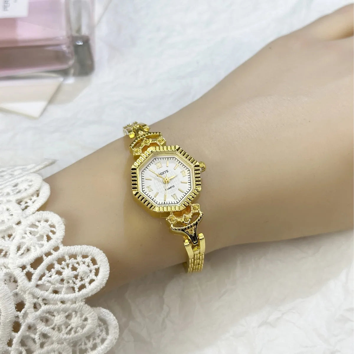 Luxury Famous Brand Oval Dial Women Watch Fashion Small Thin Gold Bracele Quartz Wristwatch Clock Gift Dropshipping Montre Femme
