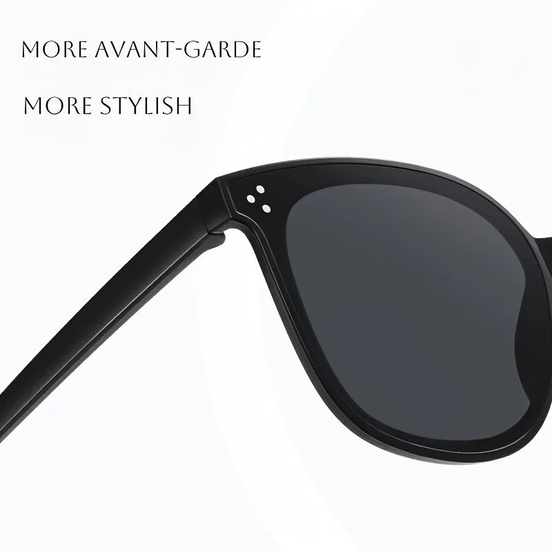1 Pair of Over the counter Fashionable Glasses Lightweight Street Style Taking Photos Every Day To Keep Up with The Trend