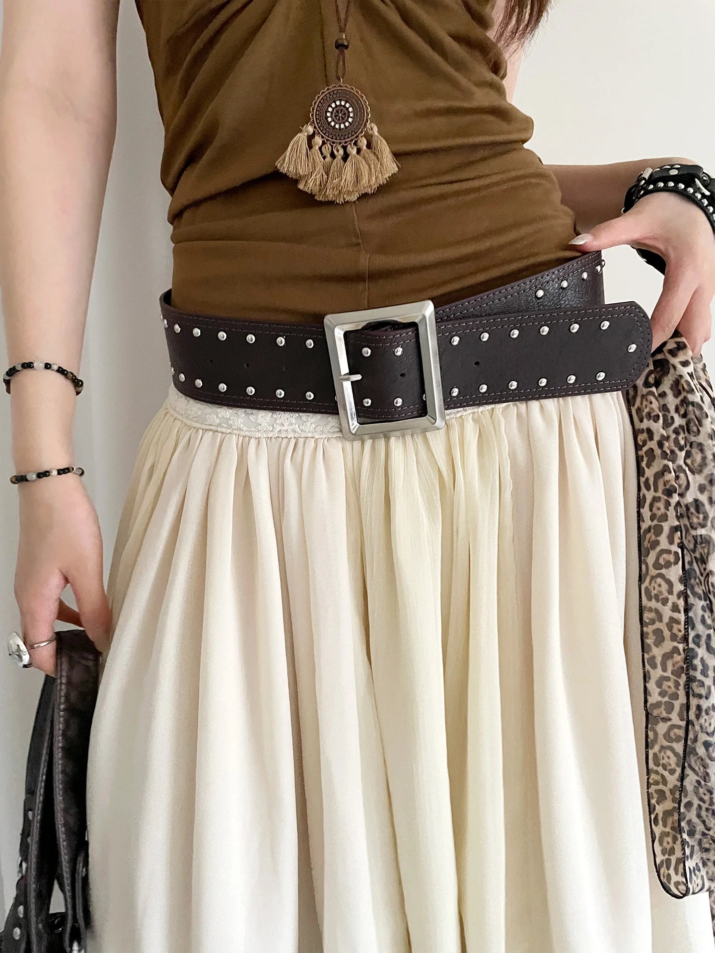 Punk Style Wide Rivet Belt For Women Vintage And Niche Design Skirt With Jeans Belt Accessory High-End Leather Belt